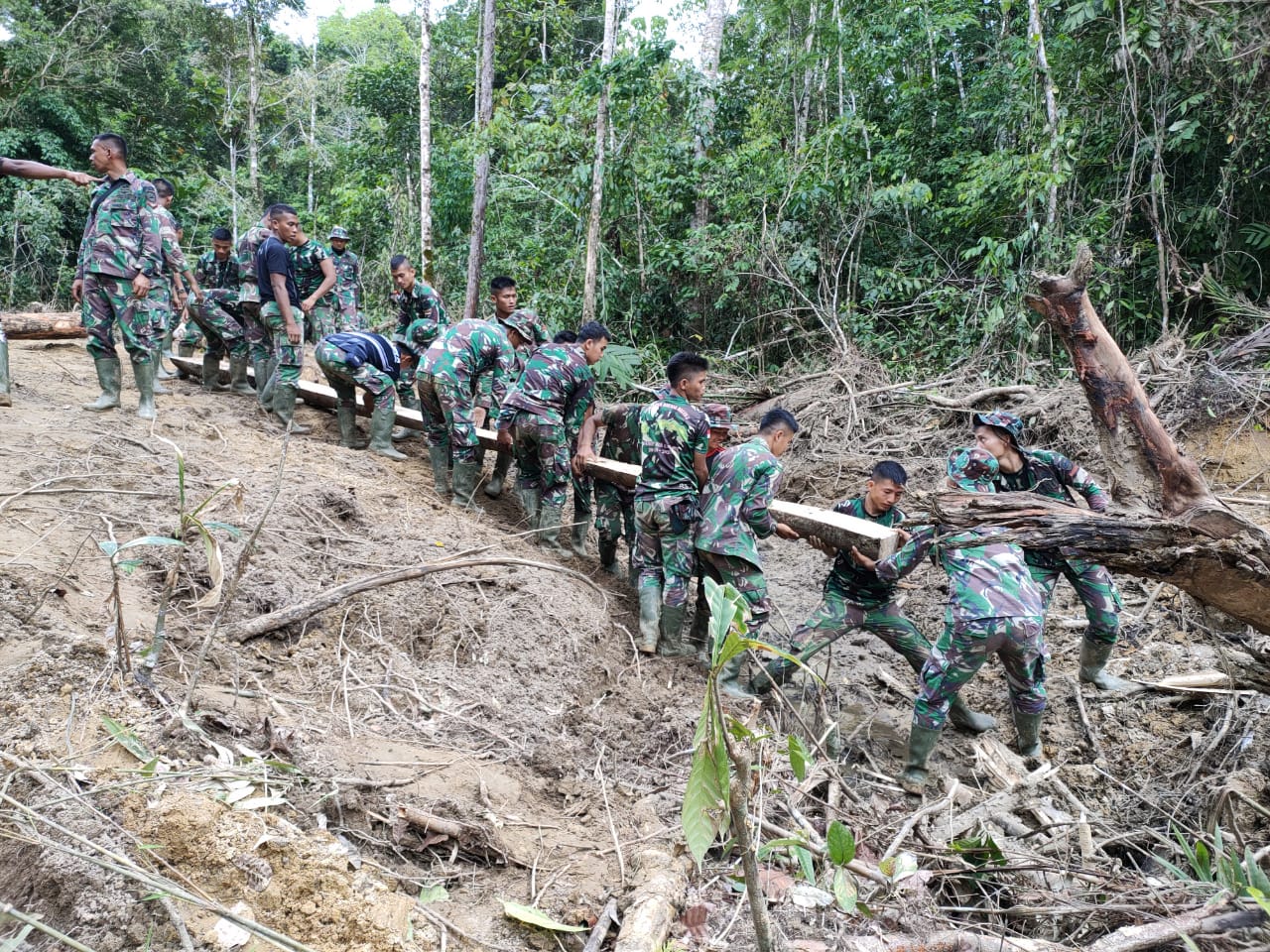 TMMD Ke 110 Satgas TMMD Ke 110 Berjibaku Membuat Jembatan Darurat