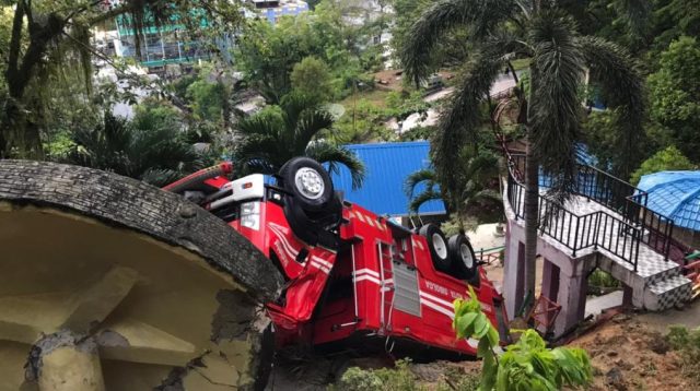 VIDEO: Detik-detik Mobil Damkar Terbalik di Perbukitan Aido Sibolga 8 WhatsApp Image 2021 03 02 at 23.15.181