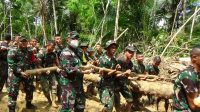 Bikin Jembatan, Ketua Tim Wasev Ikut Angkat Kayu 30 WhatsApp Image 2021 03 16 at 15.44.07