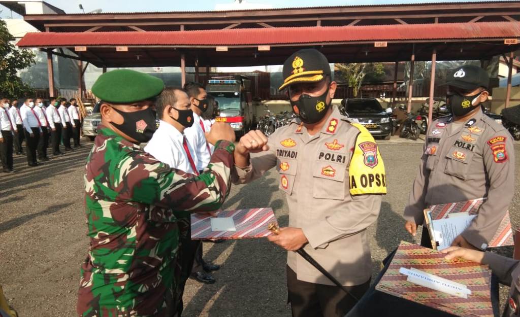 Polisi dan Anggota TNI Terima Penghargaan dari Kapolres Sibolga 1 WhatsApp Image 2021 03 22 at 13.45.58