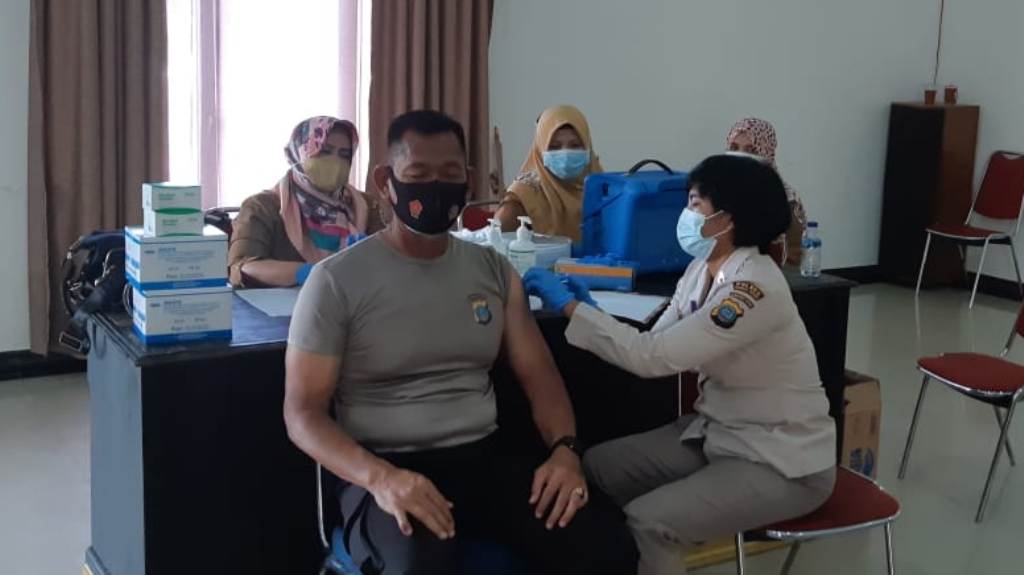 Polisi di Tapteng Sudah Dua Kali Divaksin 1 WhatsApp Image 2021 03 25 at 17.36.35