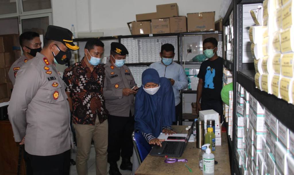 Kapolres Tapteng Tinjau Gudang Penyimpanan Vaksin COVID-19 1 WhatsApp Image 2021 03 26 at 22.17.49