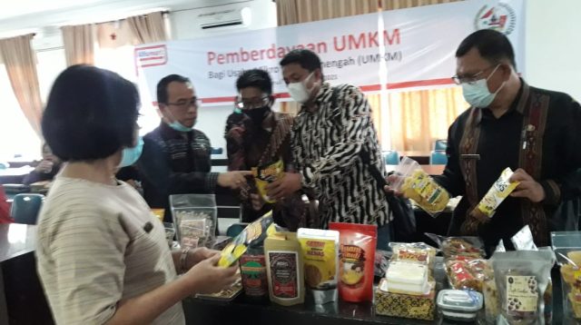 Deputy Branch Manager Alfamart Medan melihat produk kuliner UMKM Taput yang akan dikurasi