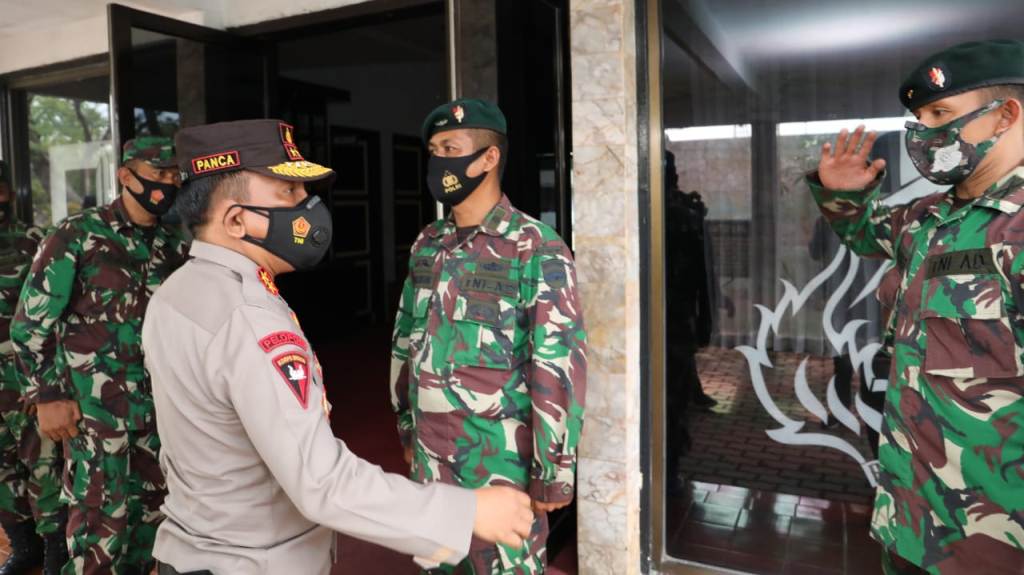 Kapolda Sumut Irjen Pol. Drs. R. Z. Panca Putra Simanjuntak melaksanakan kunjungan ke Batalyon Infanteri Raider 100/PS, Sabtu (3/4/2021).