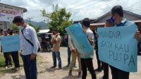 Puluhan orang yang tergabung dalam aliansi masyarakat anti korupsi menggelar aksi demo di kantor PDAM Mual Nauli Tapteng