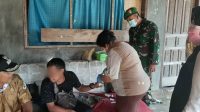 Lapo Tuak Camat Pinangsori, Beib Andy Haqiqi Manik dan Kepala UPTD Puskesmas (Kapus) Pinangsori Murni Ariani Harefa menyaksikan pemeriksaan kesehatan terhadap KPS selaku suami dari LAJ
