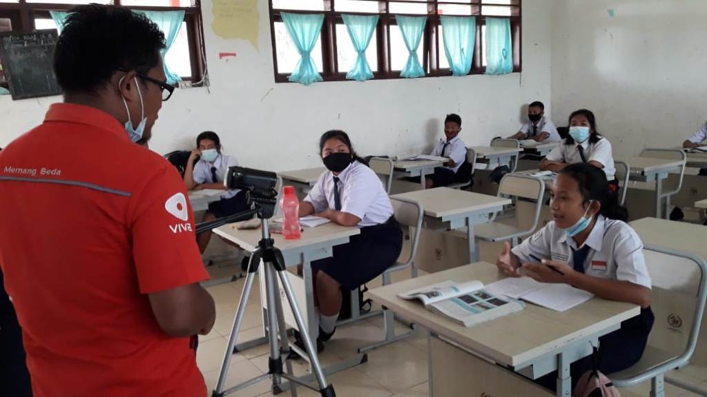 Niken Situmeang pelajar SMP Negeri 3 Sipoholon Taput menyatakan kegembiraannya kepada wartawan ketika sekolahnya diijinkan tatap muka terbatas.