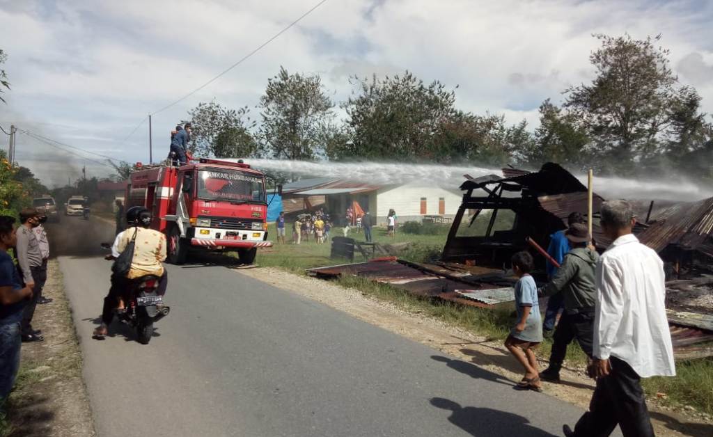 Rumah Dibakar Pemiliknya di Lintongnihuta Humbahas Seorang Warga di Humbahas Bakar Rumahnya. Pelaku Alami Gangguan Kejiawaan