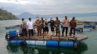 Danrem 023/KS, Kolonel Inf Febriel B Sikumbang, bersama Forkopimda Kabupaten Dairi meninjau pelaksanaan penertiban Keramba Jaring Apung di sekitar Danau Toba, Kamis (29/4/2021).