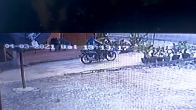 Pelaku Membawa Sepeda Motor Terekam CCTV