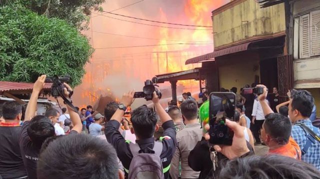 Pasar Belakang Sibolga Membara, Diperkirakan Belasan Rumah Terbakar Kebakaran Rumah di Pasar Belakang Kota Sibolga.