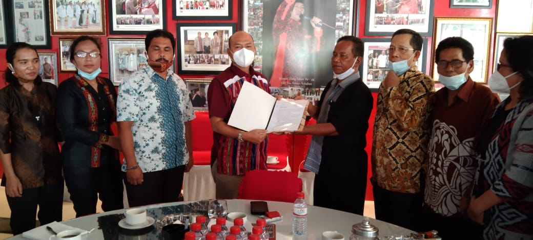 Lagi, Bupati Taput Terima Dukungan Pendirian Untara Bupati Taput Nikon Nababan Menerima Surat Dukungan dari Dewan Pendidikan Taput.
