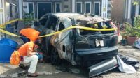 Mobil Anggota DPRD Tapteng Diduga Dibakar Mobil milik Anggota DPRD Tapteng, Madayansyah Tambunan, diduga dibakar oleh orang tak dikenal (OTK). (Foto: dok_istimewa)
