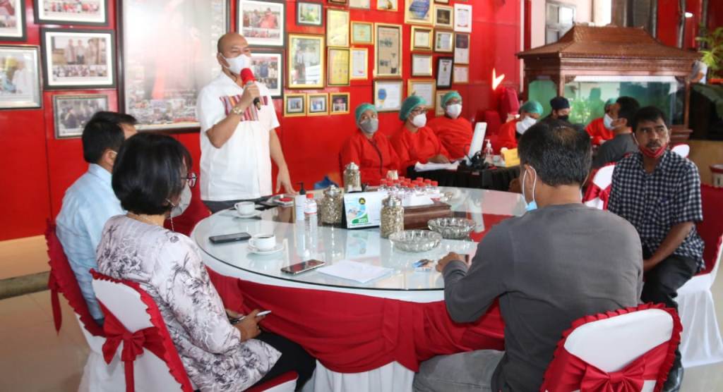 Bupati Taput Canangkan Vaksinasi 1000 Guru PAUD dan SD 1 WhatsApp Image 2021 05 01 at 11.15.48