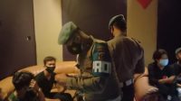 Propam Razia Polisi di Hotel, Karaoke dan Home Stay di Sibolga Personel Seksi Profesi dan Pengamanan (Sie Propam) Polres Sibolga mendatangi sejumlah hotel dan tempat Karaoke di Kota Sibolga, Sabtu malam (1/5/2021).
