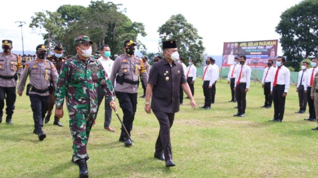 VIDEO: Bupati Taput Irup Apel Gelar Pasukan Ops Ketupat Toba 2021 Bupati Taput Nikson Nababan Bersama Dandim 0210/TU, Letkol Czi Agus Widodo dan Waka Polres Jonny Sitompul Memeriksa Barisan Peserta Upacara di Lapangan Tangsi Tarutung, Rabu (5/5/2021). (Foto: dok_ist)