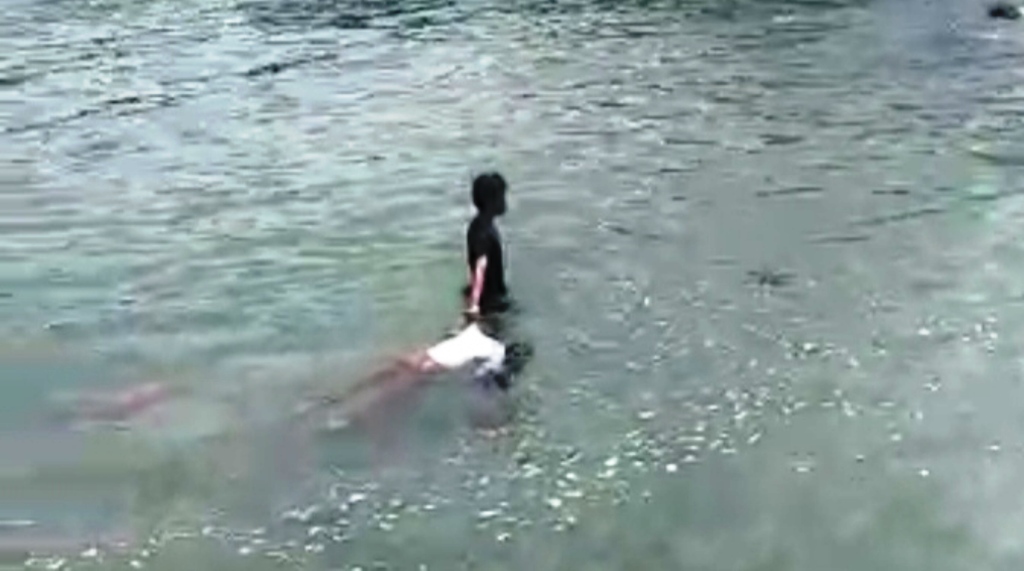 Laki-laki menarik tubuh perempuan dari Laut di Sibolga. (Screenshot)