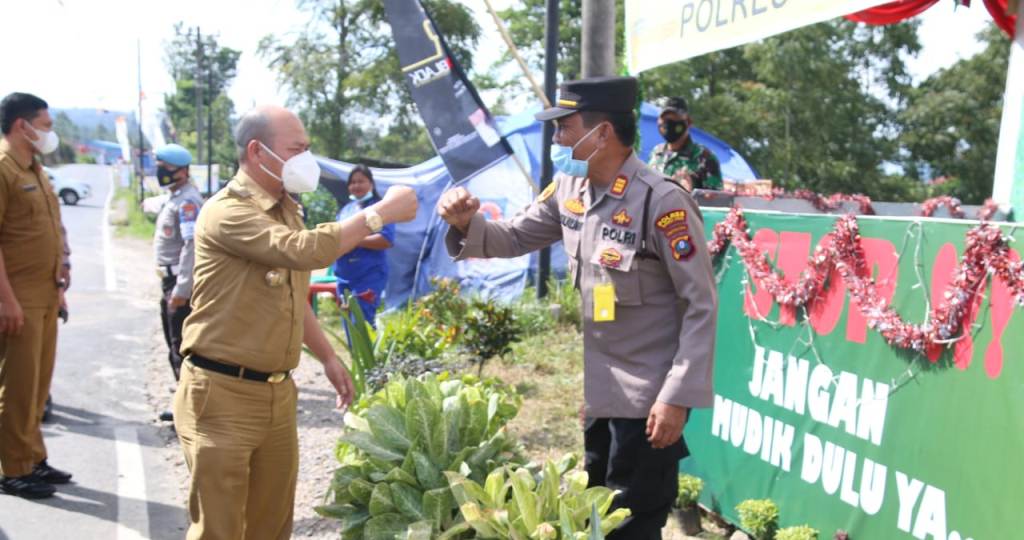 Bupati Taput Nikson Nababan mengecek kesiapan Pos Pengamanan Operasi Ketupat Toba 2021 di Kecamatan Siborongborong