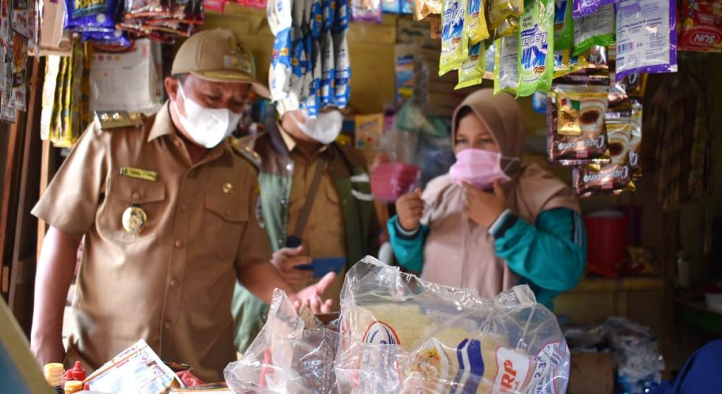 Pemkab Tapteng Pastikan Stok Pangan Aman Jelang Lebaran Wakil Bupati Tapteng Darwin Sitompul Berinteraksi dengan Pedagang. (Foto: dok_istimewa)