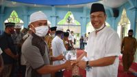 Menyambut Hari Raya Idul Fitri 1442 Hijriah, Bupati Tapteng, Bakhtiar Ahmad Sibarani serahkan bantuan Infag kepada 300 orang Badan Kemakmuran Masjid (BKM) di 60 masjid di tiga kecamatan di Kabupaten Tapteng, Sumatra Utara (Sumut).