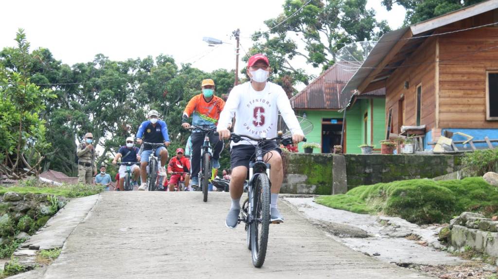 Bupati Taput Nikson Nababan Nginap dan Keliling Gowes Sepeda Sapa Masyarakat Pulau Sibandang.