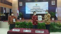 Bupati Nikson Nababan Diwakili Wakil Bupati Taput Sarlandy Hutabarat menerima Opini Wajar Tanpa Pengecualian (WTP), di Medan, Kamis (27/5/2021). (Foto: dok_istimewa)
