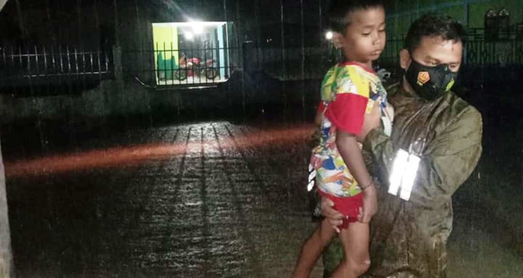 banjir Petugas Evakuasi Seorang Anak dari Rumah yang Digenangi Banjir. (Foto: dok_istimewa)
