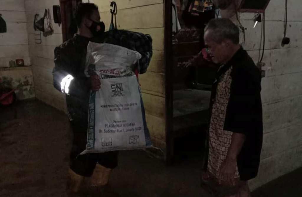 Banjir di Sirandorung, Petugas Evakuasi Warga dan Perabotan Rumah 1 banjirrrr