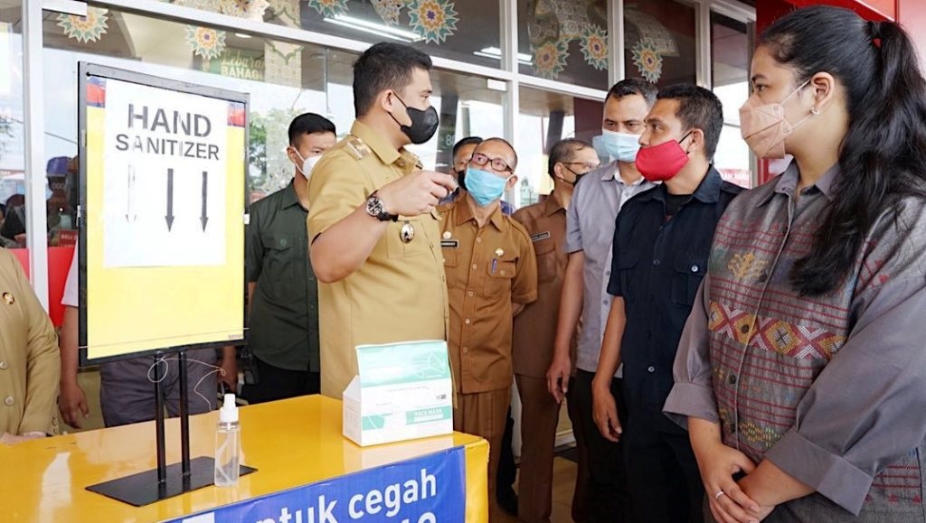 Bobby Sesalkan Fasilitas Cuci Tangan Tak Berfungsi di Mall Wali Kota Medan, Bobby Nasution Didampingi Ketua PKK Kahiyang Ayu saat Mengunjungi Mall Ramayana Teladan. (Foto: dok_istimewa)