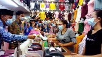 Gibran Keliling Kembalikan Duit Pungli Zakat FOTO: Wali Kota Solo Gibran Rakabuming dan Camat Pasar Kliwon berkeliling mengembalikan duit pungii oknum lurah dan petugas linmas (Bayu/detikcom)