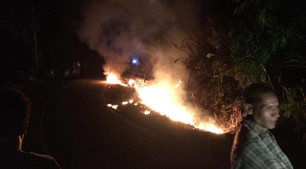 Mobil Pengangkut BBM Terbakar di Manduamas Satu unit mobil pengangkut bahan bakar minyak (BBM) terbakar di jalan umum di Desa Pardomuan, Kecamatan Manduamas, Kabupaten Tapanuli Tengah (Tapteng), Sumatra Utara (Sumut), pada Jumat malam (7/5/2021) sekira pukul 21.40 WIB.