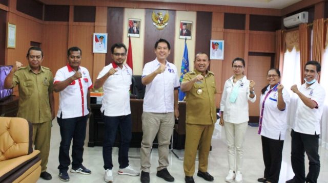 Ketua Perindo Sibolga, Maykel Fuater Bersama Tiga Aggota DPRD dari Partai Perindo Foto Bersama Wali Kota Sibolga, Jamaluddin Pohan. (Foto: sibolgakota.go.id)