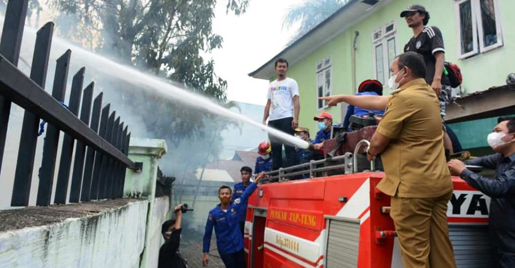 Wali Kota Sibolga Jamaluddin Pohan Naik ke Mobil Damkar Pantau Proses Pemadaman Api. (Foto: dok_kominfo)