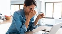 7 Bahaya Duduk Terlalu Lama Foto: Ilustrasi. (Istockphoto)