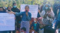 Warga Sipultak Demo Tutup Akses ke Tambang Batu Harang Taput Foto: Warga Dusun Kopi Simeme Desa Sipultak, Kecamatan Pagaran Kabupaten Tapanuli Utara (Taput), Sumatra Utara (Sumut) menutup akses jalan menuju penambangan batu harang lokasi operasional galian C PT Marlian Indah Karya (MIK), Jumat (11/6/2021). (dok_ts)