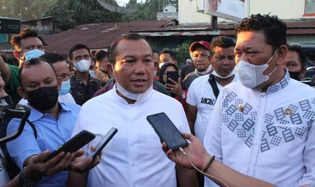Terkena Lemparan, Wali Kota Sibolga Tak Lapor: Mereka Rakyat Saya Foto: Wali Kota Sibolga Jamaluddin Pohan Didampingi Wakilnya Pantas Maruba Lumbantobing saat Memberikan Keterangan kepada Wartawan. (Dok_Istimewa)