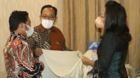 Satika Simamora Harapkan Tenun Ulos Taput Bisa Go Internasional Foto: Ketua Dekranasda Kabupaten Tapanuli Utara Memperlihatkan Tenunan Ulos.