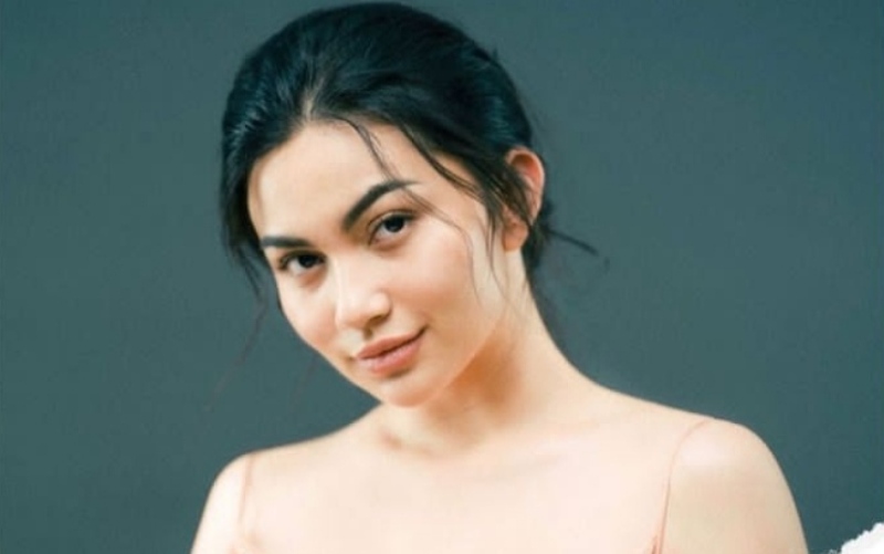 Wuih, Pose Kaki di Atas Ariel Tatum Bikin Susah Berkedip Ariel Tatum. (Instagram)