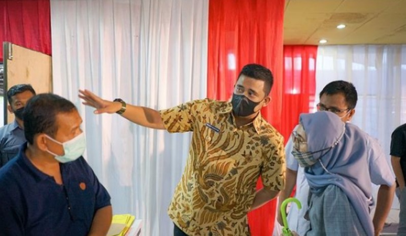 Bobby Geram Puskesmas di Medan Tak Miliki Vaksin Rabies Wali Kota Medan Bobby Nasution saat meninjau langsung lokasi vaksinasi massal di Ex Bandara Polonia, baru-baru ini. (Foto: dok_Instagram)