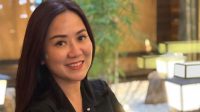 Pose Seksi Tante Ernie dan Tegakkan Dua Jari, Netizen: Makin Deket Aja Tante Ernie. (Dok-Instagram)