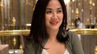 Netizen Fokus ke Tali Tas Tante Ernie, Ada Apa? Tante Ernie. (Instagram)