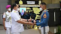 Kepala Staf TNI Angkatan Laut Laksamana TNI Yudo Margono memberikan Adhi Makayasa pada putra Papua (dok. TNI AL)