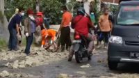 Ephorus dan Pendeta Perbaiki Jalan Rusak Ephorus bersama para pendeta dan penginjil GKPS di Kabupaten Simalungun memperbaiki jalan provinsi yang rusak di Tigarunggu Kecamatan Purba, Kabupaten Simalungun, Sumatra Utara (Sumut), Rabu (16/6/2021).