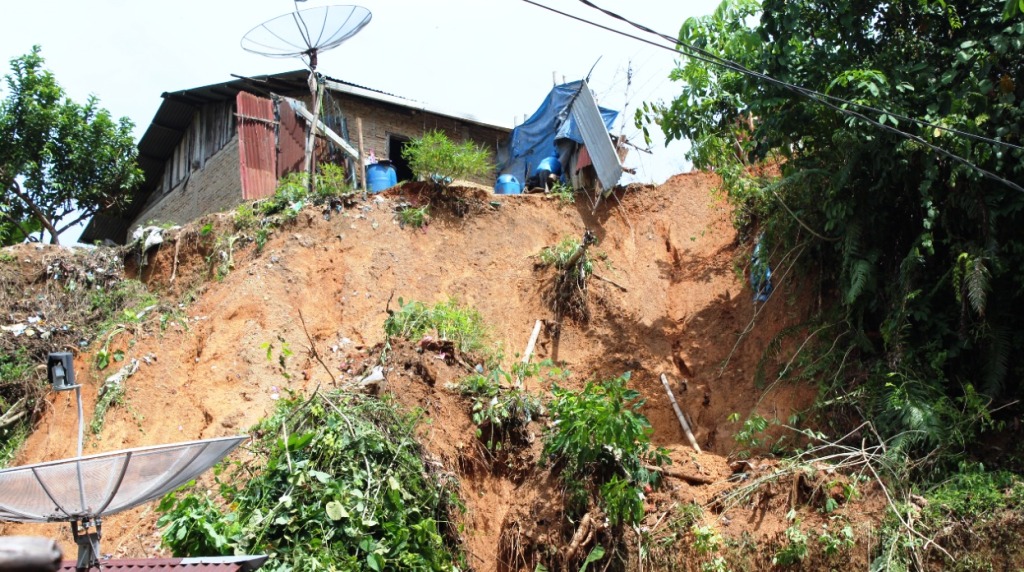 Empat unit rumah di Kota Sibolga, Sumatra Utara (Sumut) rusak diterjang longsor, pada Selasa pagi (29/6/2021) sekitar pukul 05.00 WIB. (Foto: dok_istimewa)