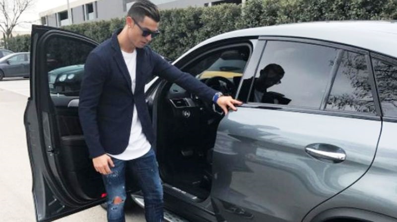 Foto: Cristiano Ronaldo pose dengan mobil mewahnya Foto: Instagram Cristiano Ronaldo.