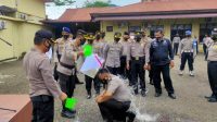 Kapolres Sibolga AKBP Triyadi Menyiram Air Kembang kepada Personil yang Naik Pangkat. (dok/istimewa)