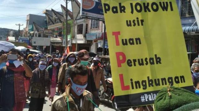 Foto: Massa Pengunjuk Rasa Longmarch Menuju Gedung DPRD Kabupaten Tapanuli Utara. (Foto: dok_ts)