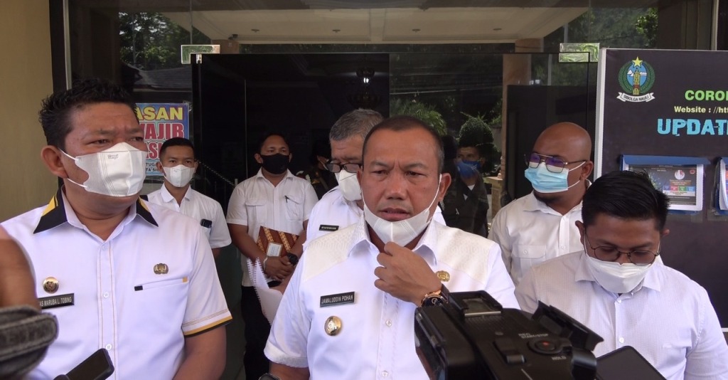 Wali Kota Sibolga Jamaluddin Pohan saat Memberikan Keterangan kepada Wartawan.