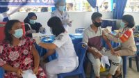 SNT, Pandan – Polres Tapteng melaksanakan vaksinasi massal terhadap ratusan warga di Gerai Vaksin Presisi bertempat di Pos Lantas Pandan Jalan Sibolga-Padangsidimpuan, Selasa (13/7/2021).