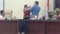 Duh, 2 Anggota DPRD Ini Betumbuk Saat Rapat Foto: Screenshot video viral anggota DPRD Labusel betumbuk di ruang rapat (dok. Istimewa)